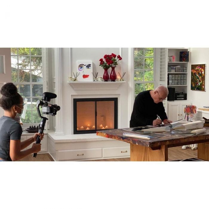 Τα τελευταία χρόνια μένει τον περισσότερο καιρό στο σπίτι του στην Santa Monica δίπλα στην θάλλασα, αλλά το χειμώνα βρίσκεται συχνά στο γραφικό του σπίτι στην Νότια Ουαλία από όπου κατάγεται. 