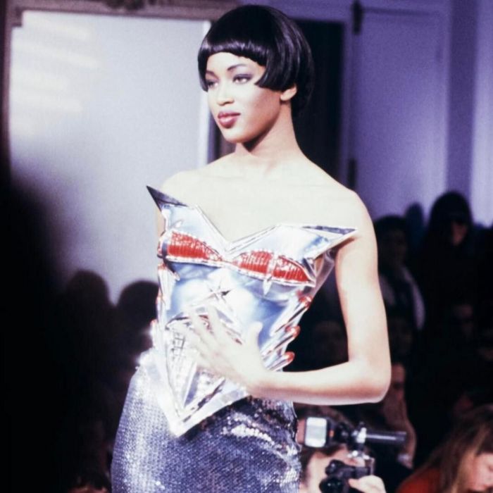 Ο Mugler συνδύασε τον κόσμο της επιστημονικής φαντασίας και της πραγματικότητας, όπως φαίνεται σε αυτό το φόρεμα που φόρεσε η Naomi Campbell στη συλλογή Fall/Winter 1989 @thierrymugler_archives