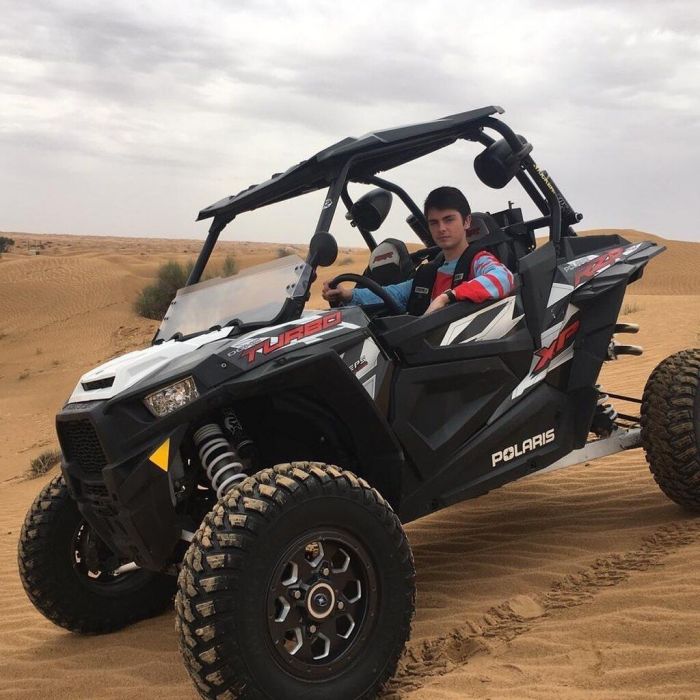 Εμφανίζεται συχνά σε events με τους διάσημους γονείς του.