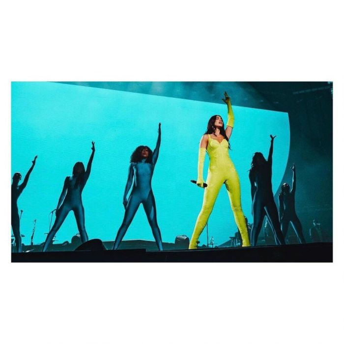 Η ολόσωμη φόρμα είχε στοιχεία lingerie, ζακάρ ύφανση και pantaboots (μποτάκια ενσωματωμένα στα πατζάκια). @wfblive
