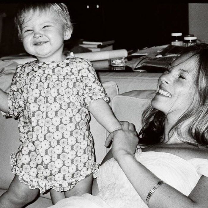 Ξεπερνάει σε ομορφιά ακόμα και τη μαμά της.