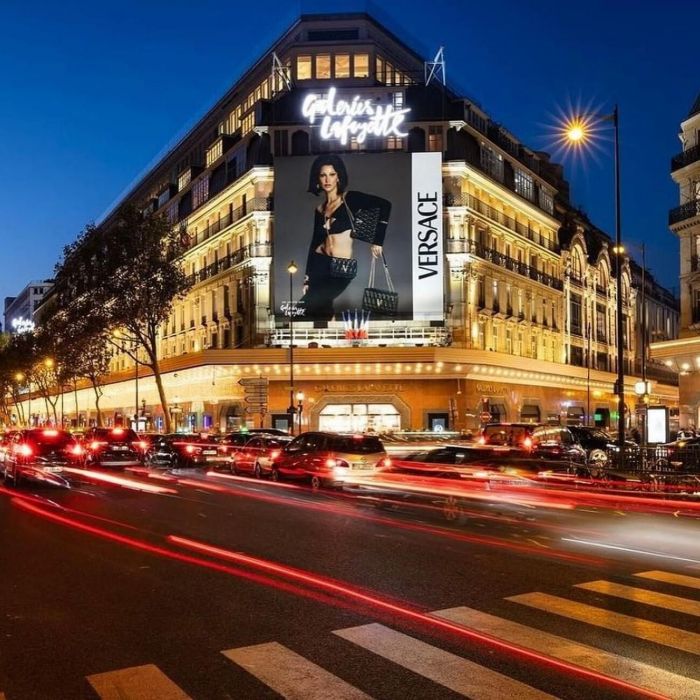 Η καμπάνια που έκαναν για τον οίκο Versace ήδη έχει προκαλέσει εντύπωση. 