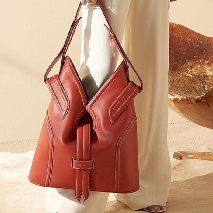 Λέων: Ο εξωστρεφής και γεμάτος αυτοπεποίθηση Λέων απαιτεί μια τσάντα που κανείς άλλος δεν έχει @peryton_nyc