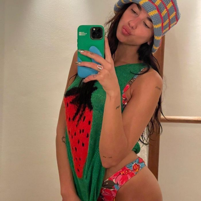 Επένδυσε και εσύ σε ένα crochet bucket hat με ρίγες @dualipa