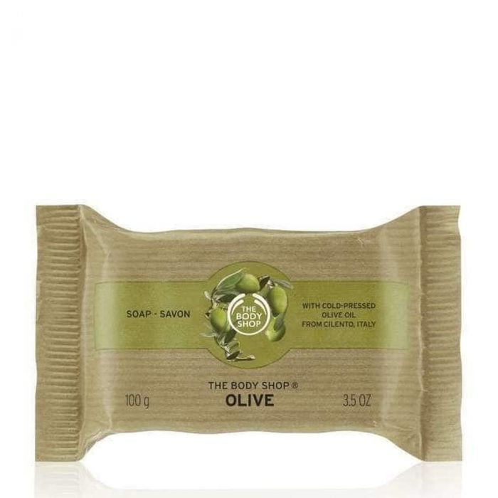 THE BODY SHOP, OLIVE SOAP: Απόλαυσε μια αναζωογονητική εμπειρία στο ντους με ένα ζεστό, μεσογειακό άρωμα. Δημιούργησε πλούσιο αφρό με αυτό το σαπούνι φυτικής βάσης και νιώσε την επιδερμίδα σου πιο απαλή και ενυδατωμένη χάρη στο βιολογικό ελαιόλαδο.