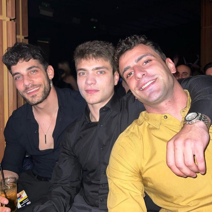 Ο Rafael Kas υποδύεται τον Λεωνίδα, έναν εργάτη στους ελαιώνες των Βρεττάκων, ενώ έχει σχέση με την τηλεοπτικη Άννα στη Γη της ελιάς.