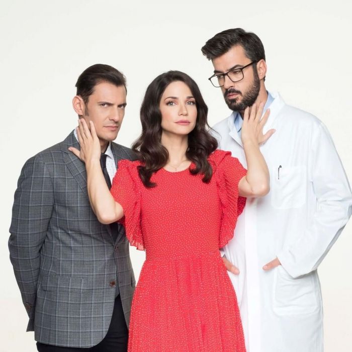 Φέτος το ζευγάρι συμπρωταγωνιστεί στην σειρά της ΕΤ1 «Και όμως είμαι ακόμη εδώ». Στη φωτό μαζί με τον Σταύρο Σβήγκο. 