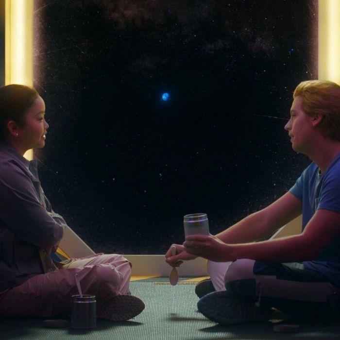 Η Lana Condor υποδύεται τη Sophie, ενώ ο Cole τον Walt @hbomaxes