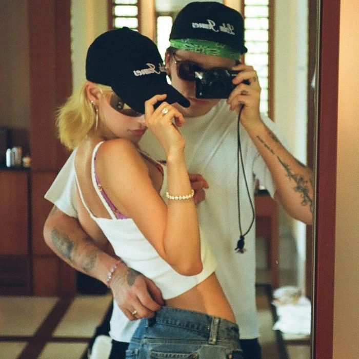 Και οι συγγενείς τους είναι δίπλα τους.