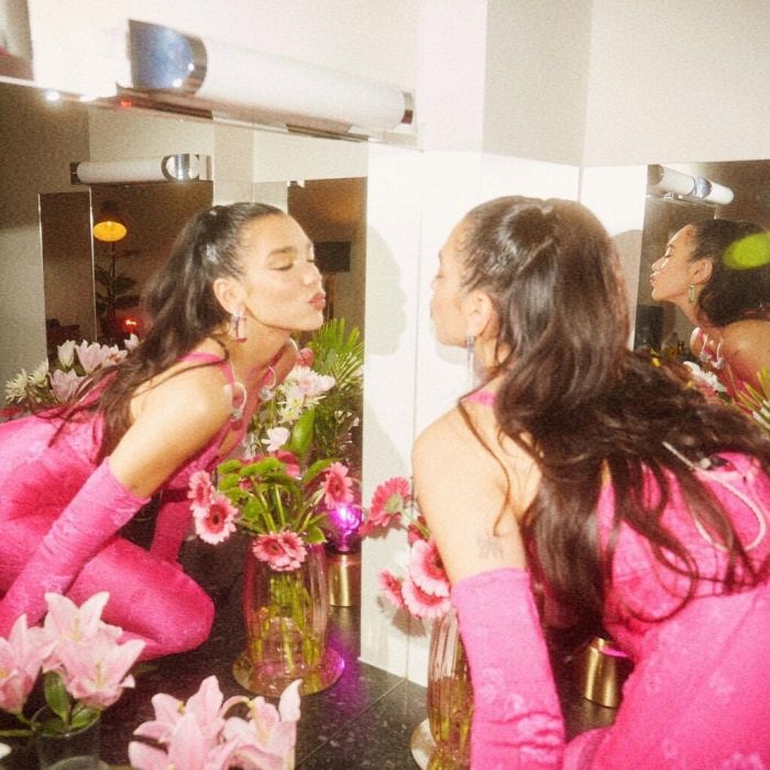 Η τραγουδίστρια «ντύθηκε» Ariana Grande, υιοθετώντας το χτένισμα αλλά και το signature χρώμα των ρούχων της.