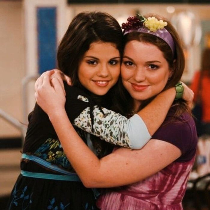 Η Selena Gomez και η  Jennifer Stone των "Wizards of Waverly Place" αναδημιουργούν το ραπ "Crazy Hat" τους!