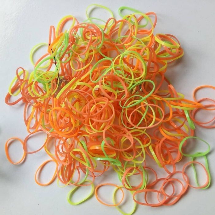 Τοποθέτησέ το κοντά στην τούφα με το λαστιχάκι.