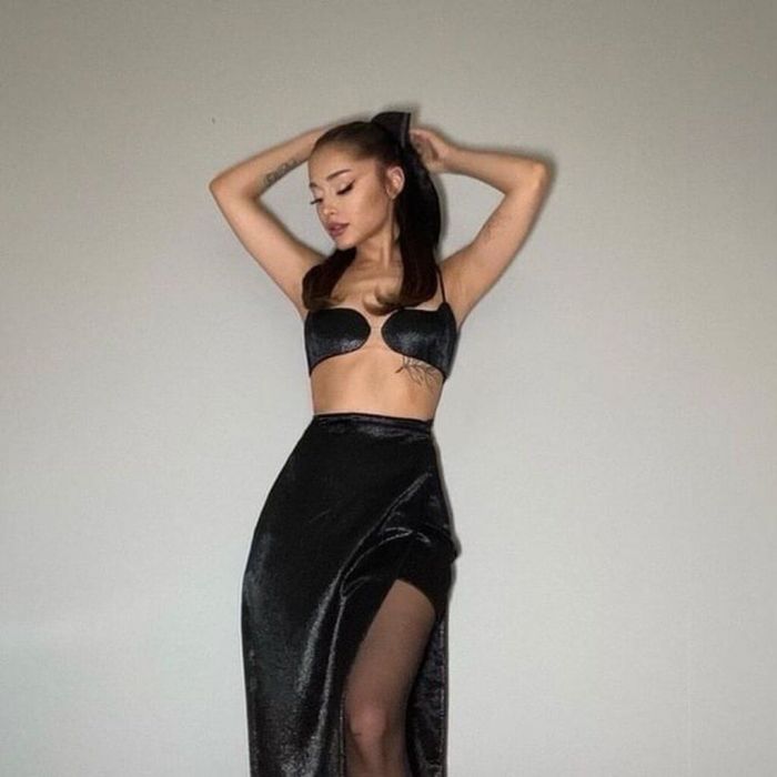 Η νεαρή σταρ φόρεσε ένα custom made bra top σε μαύρο χρώμα.