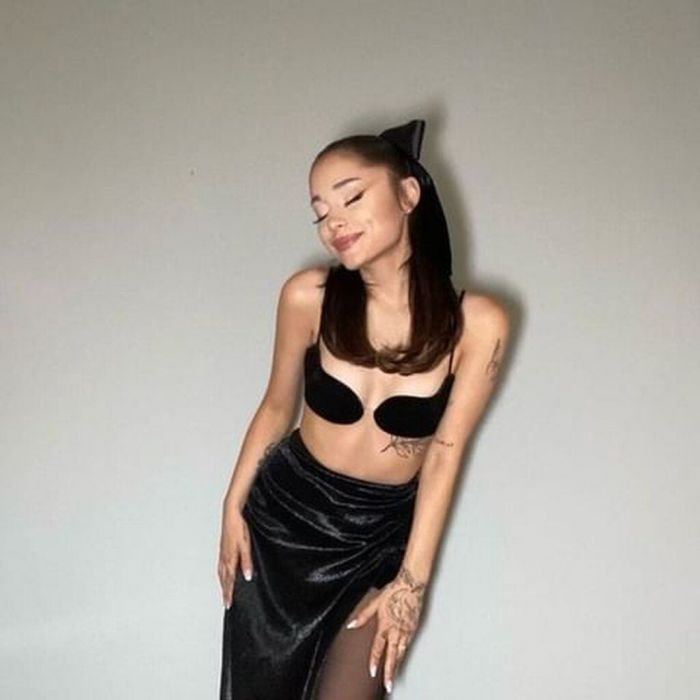 H Ariana Grande φημίζεται για τις κομψές ενδυματολογικές της επιλογές.