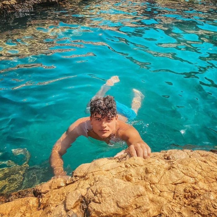 Ο Άρης Κρητικός αυτοσαρκάζεται και μας δείχνει πώς βγάζει μόνος του φωτογραφίες.