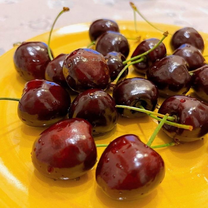 Πολλοί το καλοκαίρι επιλέγουν να τρώνε φρούτα περισσότερο σε σχέση με τον χειμώνα μιας και είναι ένα πολύ ελαφρύ σνακ. Τι γίνεται, όμως, αν για παράδειγμα λερωθείς με το κεράσι που τόσο σου αρέσει να τρως; 