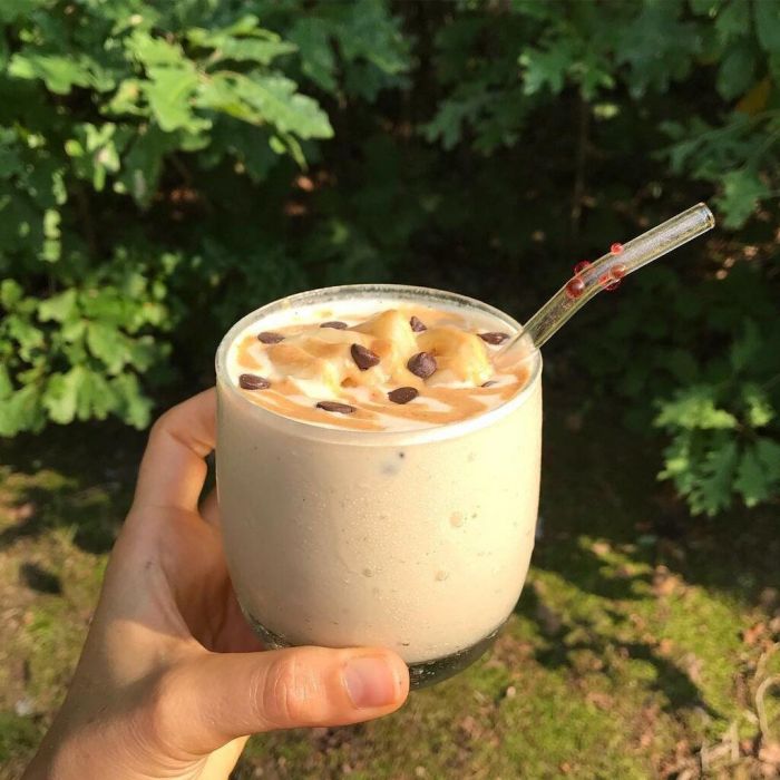 Η συνταγή για να φτιάξεις το πιο δροσερό smoothie με σοκολάτα, μπανάνα και φυστικοβούτυρο