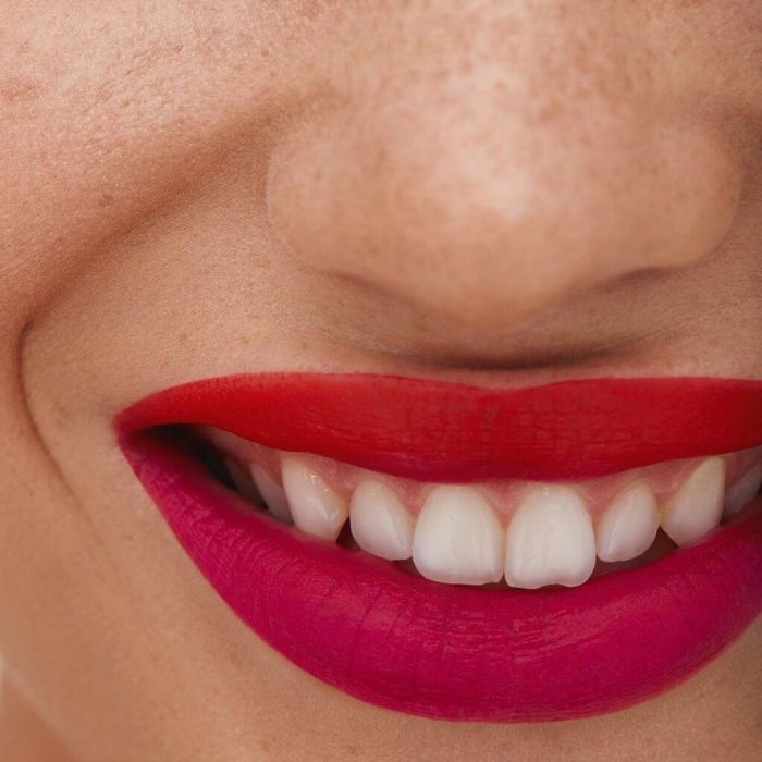 Το νέο TikTok hack για μακιγιάζ μόνο... με ένα κραγιόν έχει γίνει viral!