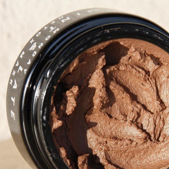 Πώς θα σου ακουγόταν αν μάθαινες ότι το αγαπημένο σου γλυκό μπορεί να σου χαρίσει αψεγάδιαστη και λαμπερή επιδερμίδα; Oh yes, το δέρμα σου αγαπάει τη σοκολάτα όπως και ο ουρανίσκος σου.