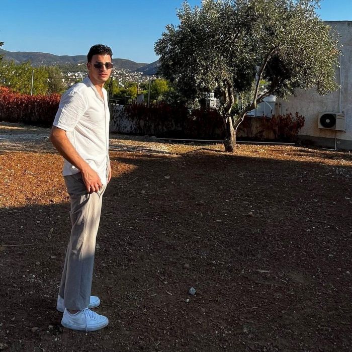 To single του «Akomi» αγαπήθηκε πολύ από το Ελληνικό κοινό.