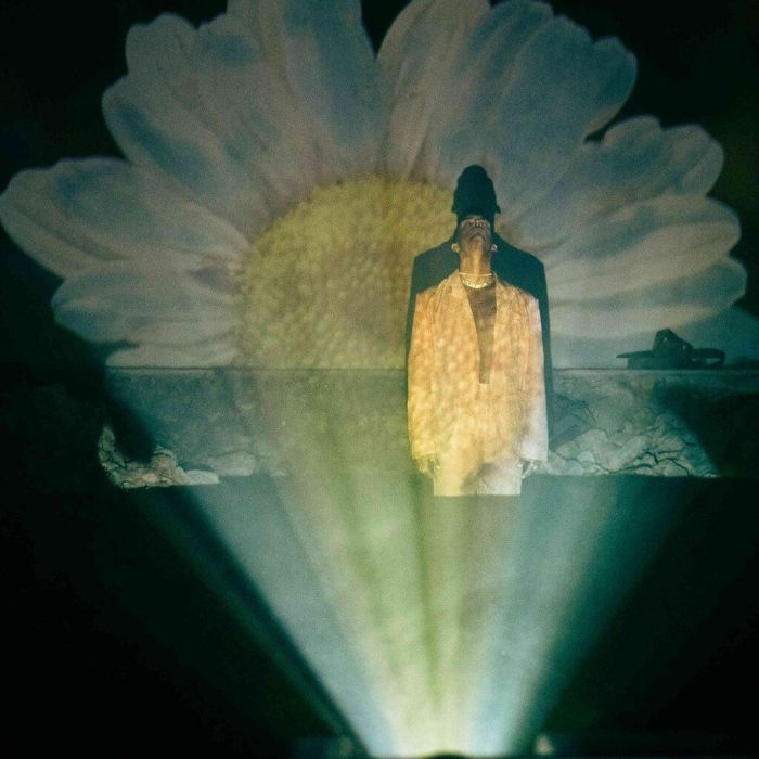 To νέο τραγούδι του Ιάσονα Μανδηλά μιλάει στην καρδιά κάθε ερωτευμένης κοπέλας.