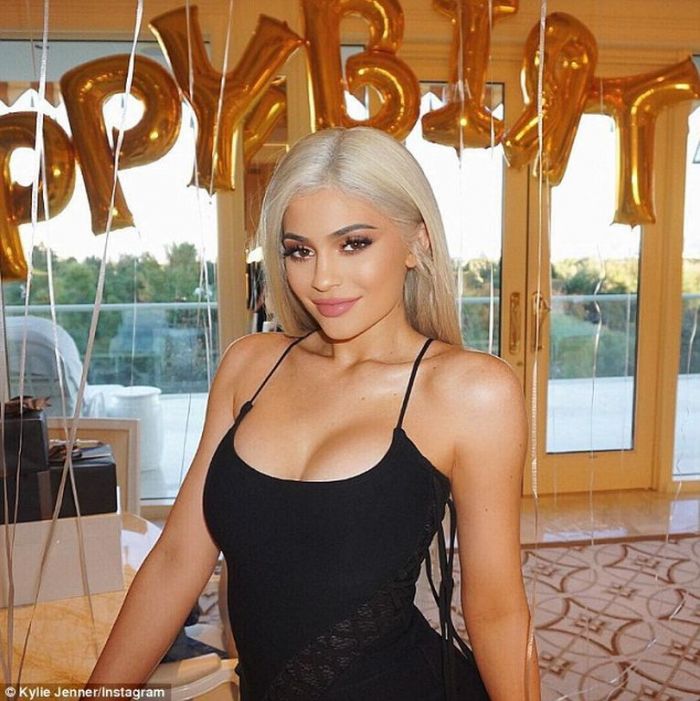 Η Kylie Jenner εύχεται στον Tyga με την πιο ιδιαίτερη και sexy φωτογραφία της και γίνεται viral
