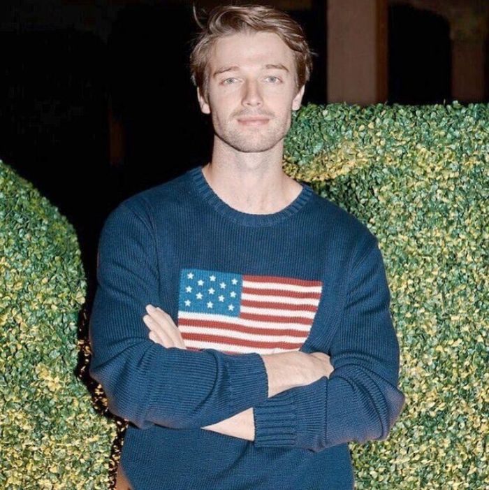 Patrick Schwarzenegger - Νοέμβριος 2014. Η Miley και ο Patrick άρχισαν να βγαίνουν τον Νοέμβριο του 2014, ενώ εμφανίστηκαν επίσημα μαζί τον Φεβρουάριο του 2015 στα Grammy Awards. 