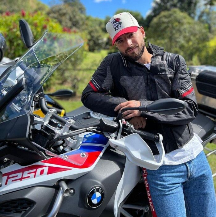 Ο τραγουδιστής συνεργάστηκε με τον Rayvanny.