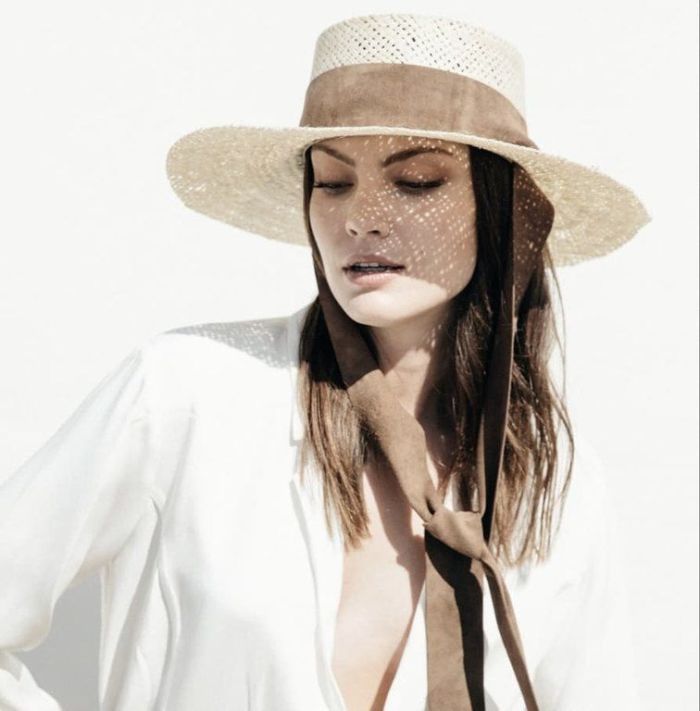 Ένα fitted straw hat θα κολακέψει εσένα που έχεις μικρό πρόσωπο και ίσια, ελαφρώς σπαστά μαλλιά. Ταιριάζει με κάθε μαγιό, αν αναρωτιέσαι.