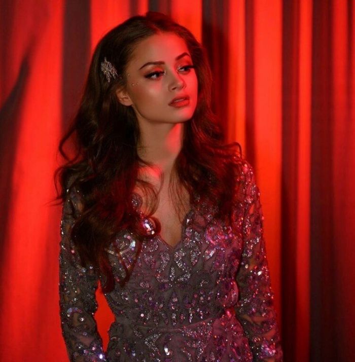  Η Eurovision για εκείνη δεν είναι κάτι πρωτόγνωρο, αφού έχει συμμετάσχει στην Eurovision της Ολλανδίας για παιδιά το 2016 τερματίζοντας με μεγάλη επιτυχία στην 8η θέση. 