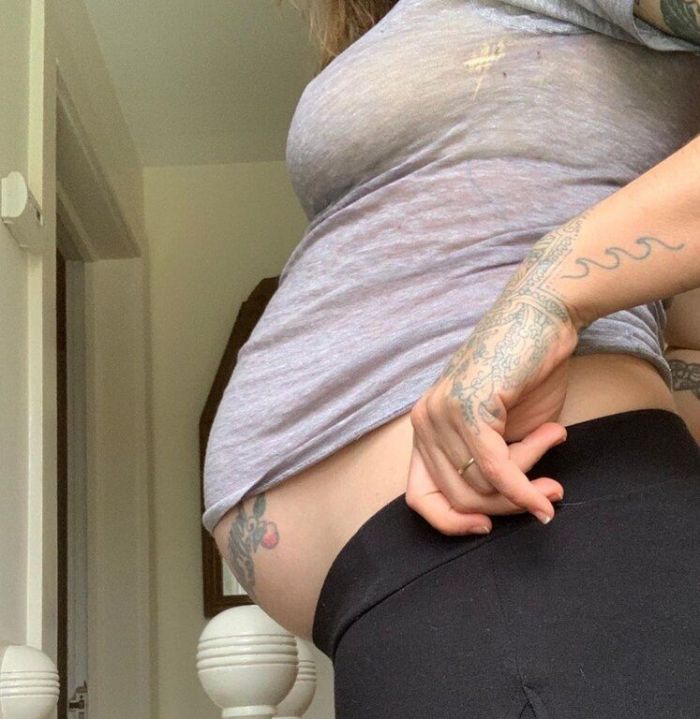 Ο πρωταγωνιστής του You μας δείχνει τον γιο του για πρώτη φορά