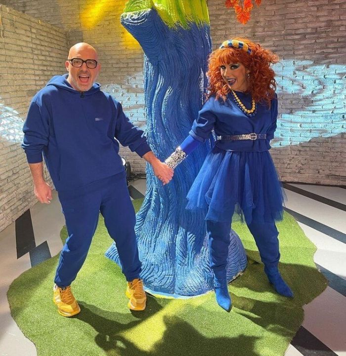 Έλα πες! Αυτά τα μπλε μποτάκια που φοράει η Βάνια είναι φανταστικά. Κάνε τα εικόνα με το τζιν σου και ένα λεπτό πουλόβερ. Super απλά!