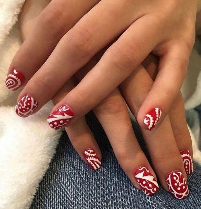 Ιδού! Μας αρέσει πολύ αυτό το nail art στα κοντά νύχια της Selena. Τα κοντά νύχια είναι πιο κομψά από τα πολύ μακριά της Kylie, που θα δεις παρακάτω.
@tombachik