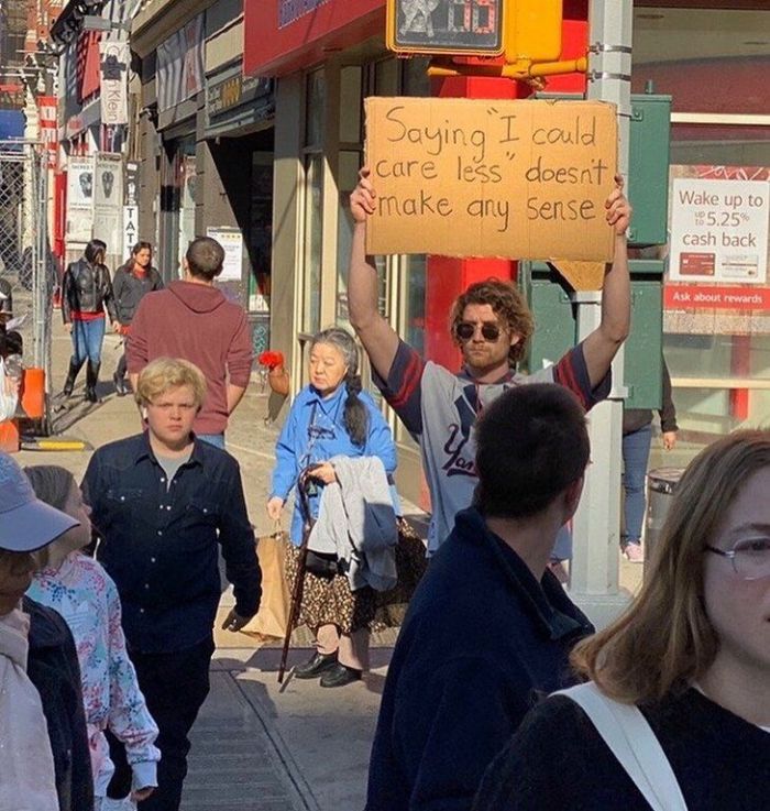 Ο Seth με τις πινακίδες του, που θέτει διάφορα ερωτήματα, αλλά εκφράζει και κάθε σου σκέψη μέσω αυτών, αυτή τη φορά τα «έβαλε» με τον Bieber. 