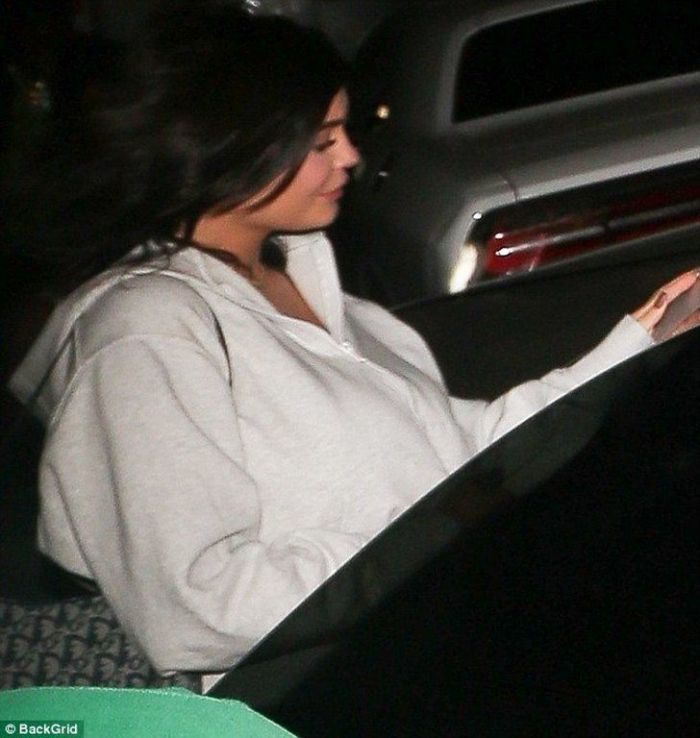 Είδες κι εσύ το τεράστιο διαμαντένιο μονόπετρο στο χέρι της Kylie Jenner;