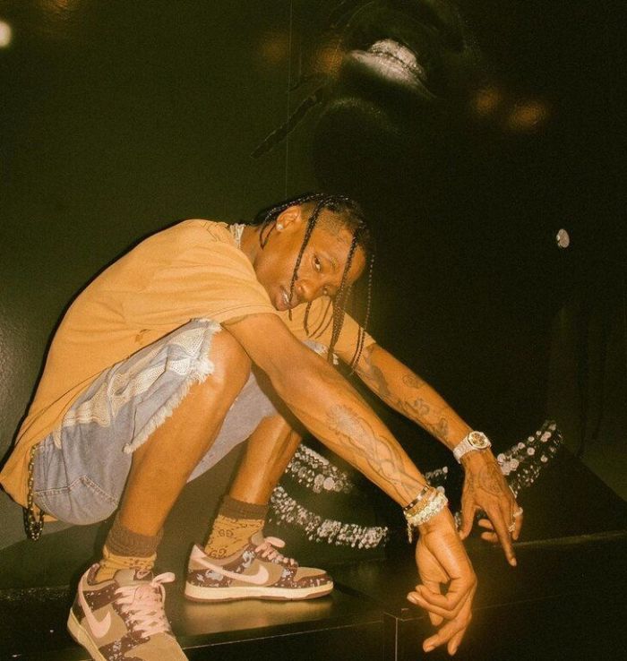 Ο Travis Scott, ο αγαπημένος σου ράπερ, είχε ένα μικρό ατύχημα με αποτέλεσμα-από όσα είπε- να έχει τραυματίσει σοβαρά το γόνατό του.
