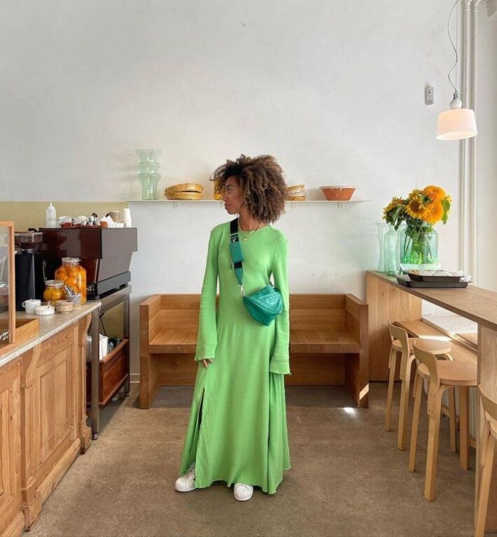 Maxi φόρεμα σε ένοτνο χρώμα + sneakers + cross body τσάντα