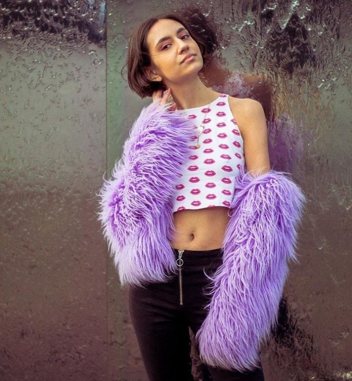 Τι θα έλεγες για crop top με χαμηλοκάβαλο παντελόνι; Τα trends λένε ναι! Συνδύασε το με ένα oversized jacket. 