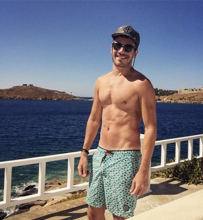 Έτσι είναι ο Διονυσάκης σήμερα. 35 ετών και σχεδόν απαράλλαχτος με αυτόν που θυμάσαι στη σειρά.