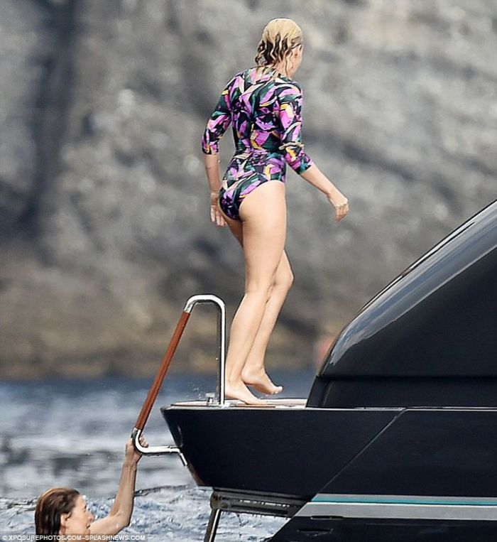 Eίναι 48 ετών και έχει κορμάρα: Η Κylie Minogue με μαγιό είναι κάτι παραπάνω από εντυπωσιακή