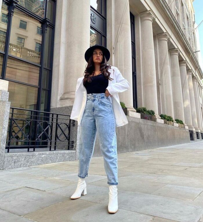 Λευκό μποτάκι με τακούνι, φορεμένο με baggy jeans @amrit_bilkhu