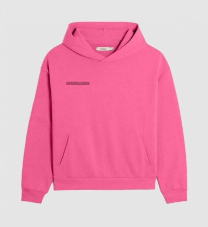 Kαι μία eco friendly προσθήκη στη λίστα με τα πιο αγαπημένα fashion items για το 2021: το brand Pangaia και το βιώσιμο, «Flamingo» hoodie του έχει ήδη φορεθεί από τον Harry Styles και αγαπηθεί από όλους τους fans του. Και δεν είναι λίγοι.