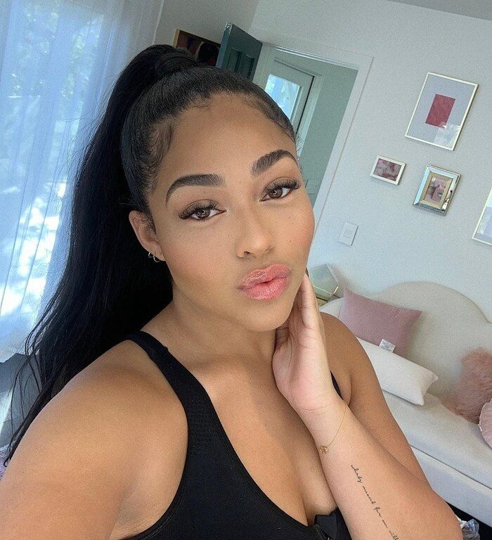 Όπως θυμάσαι, η Jordyn είχε καστανό σκούρο χρώμα στα μαλλιά της, το οποίο ταίριαζε απόλυτα με το χρώμα του δέρματός της και με τα χαρακτηριστικά του προσώπου της. 