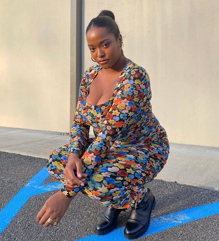 Μίντι φόρεμα & μπότες:
Πάρε συμβουλές από το μοντέλο Imani Randolph και συνδύασε ένα εφαρμοστό μίντι φόρεμα με ένα ζευγάρι μπότες μέχρι το γόνατο. Μην βάλεις πολλά αξεσουάρ και άφησε το floral print να κάνει τη δουλειά @champagnemani 


