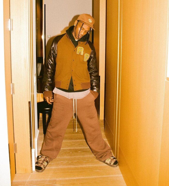 O Travis Scott ραπάρει στα Ισπανικά για χάρη της Roalia και του νέου «TKN»