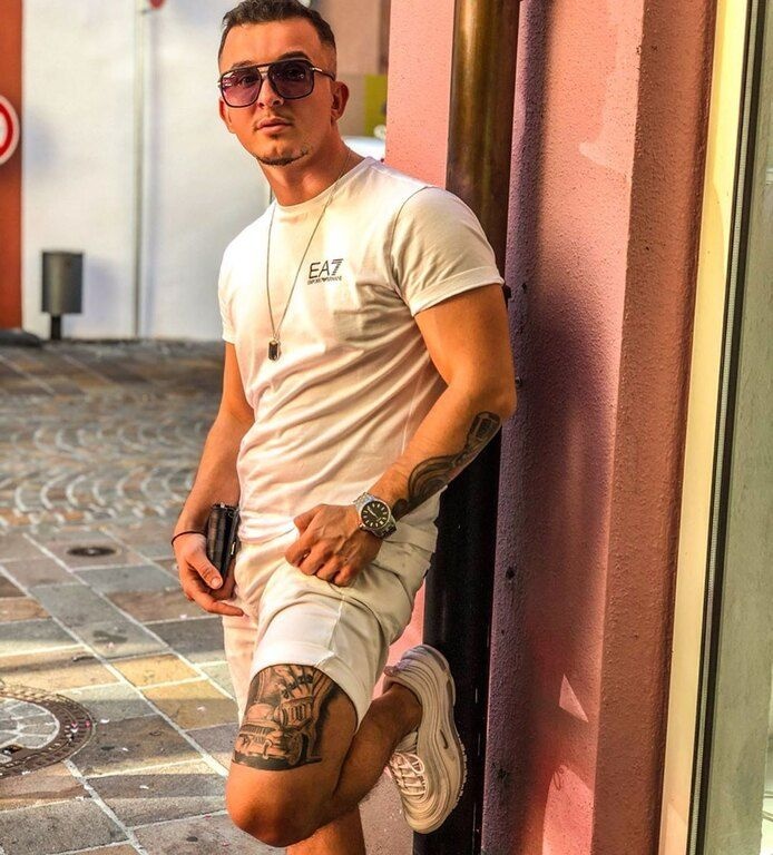 Το αγαπημένο του μάθημα στο σχολείο ήταν η λογοτεχνία και από μικρός ήξερε ότι το όνειρό του είναι να ακολουθήσει τον κόσμο της ραπ μουσικής. 