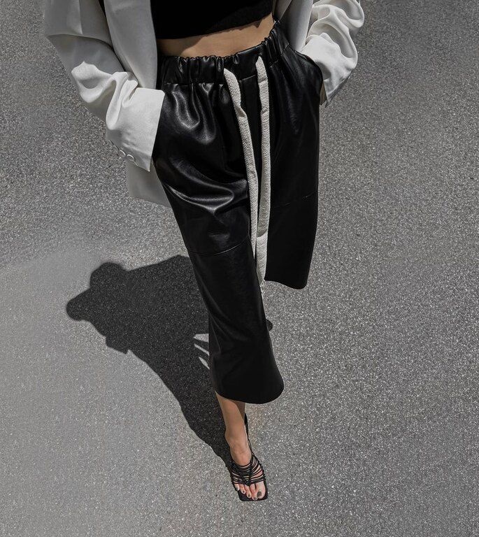 Ή με ένα κοντό μπλουζάκι και μια καμπαρντίνα για μια βόλτα στην πόλη.
@thefrankieshop