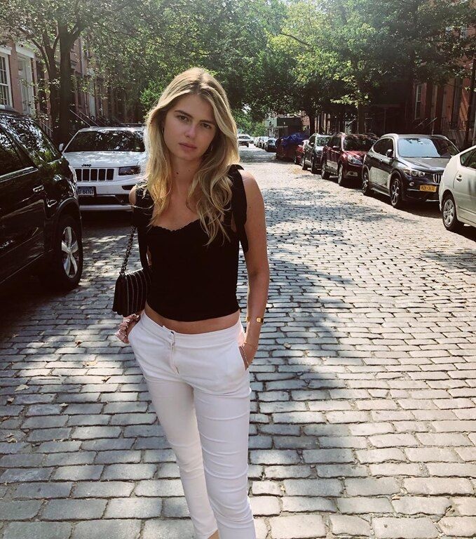 Η Αμαλία Κωστοπούλου φόρεσε τα απόλυτα girly sneakers της σεζόν