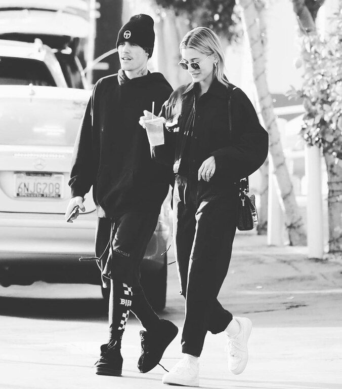 Οι όρκοι ξεκίνησαν. Και με το που ακούστηκε το: «Σε ένδειξη και υπόσχεση της διαρκούς πίστης», ο Bieber, δίστασε και επανέλαβε τους όρκους ταραγμένος.