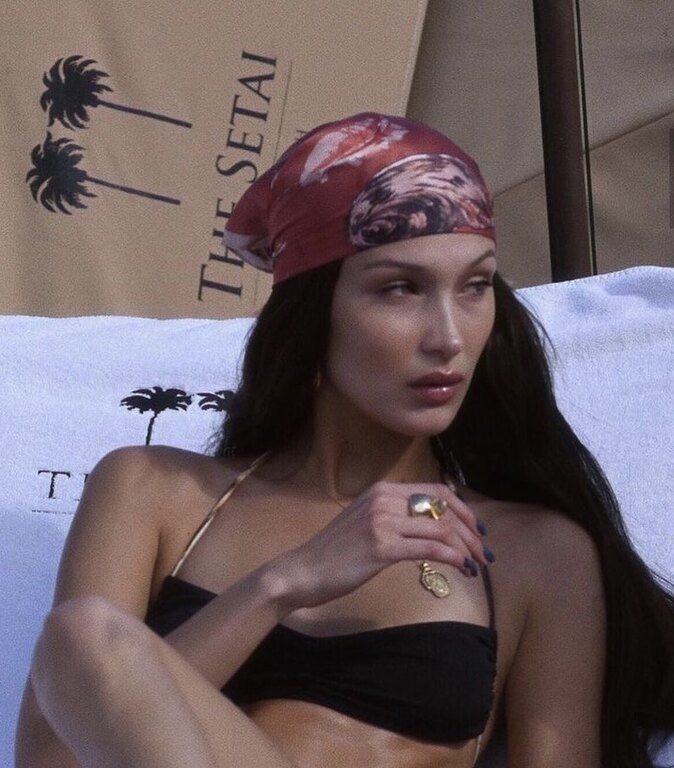 Υπάρχει κάτι κοινό που έχουν η Bella Hadid, η Gigi Hadid και η Dua Lipa (και πολλές άλλες star), η αγάπη τους για τη μπαντάνα, και πιστεύω ότι πρέπει να μάθεις να την αγαπάς και εσύ! 